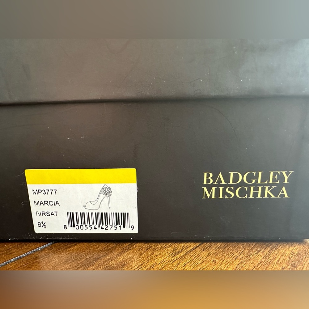 Badgley Mischka Ivory Shoes w/ Crystals size 8.5 style Marcia - Picture 9 of 13